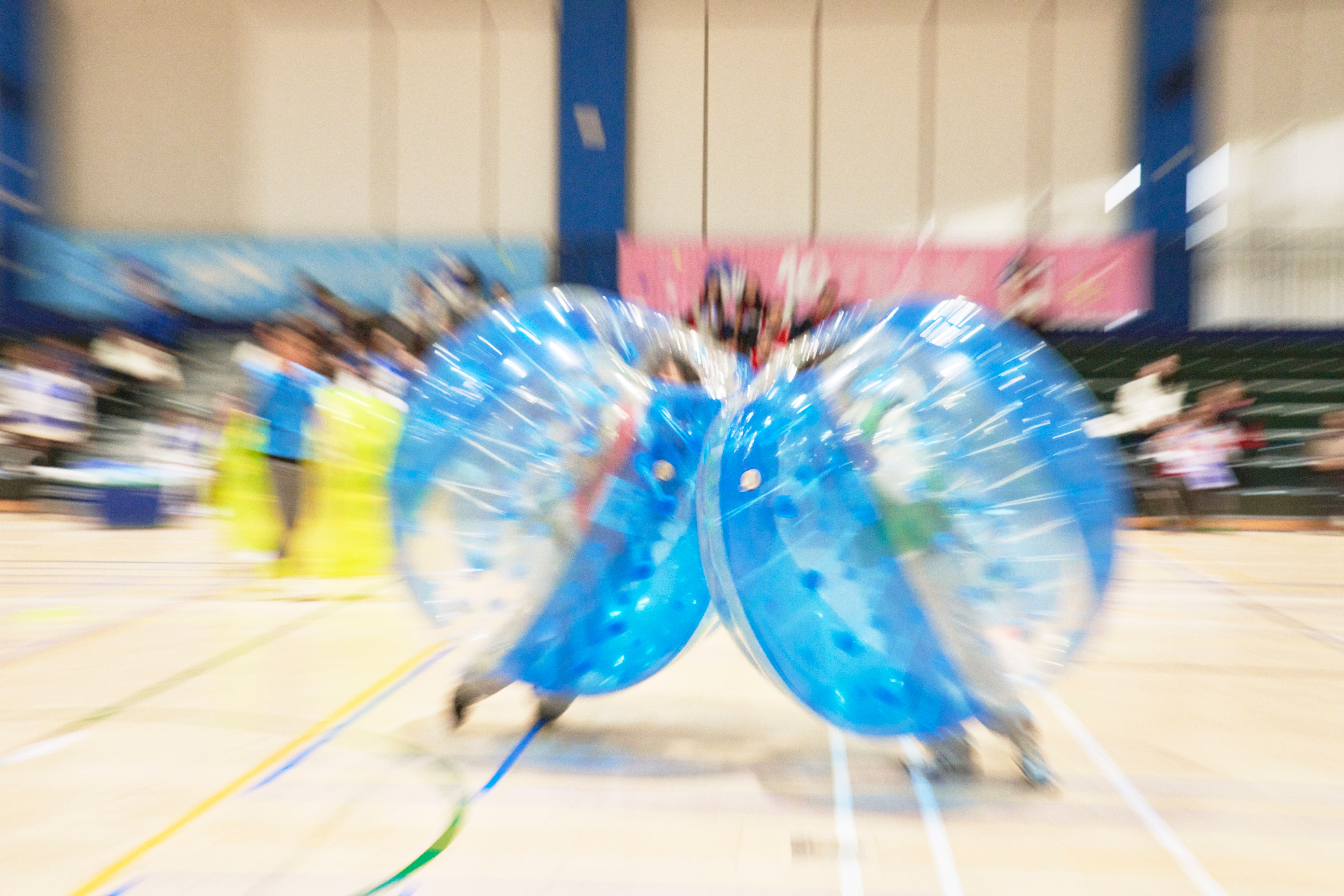 10tion UP Day 명랑 운동회에서 버블 슈트를 착용한 엘리서들이 몸을 부딪치며 경기를 즐기는 현장 모습