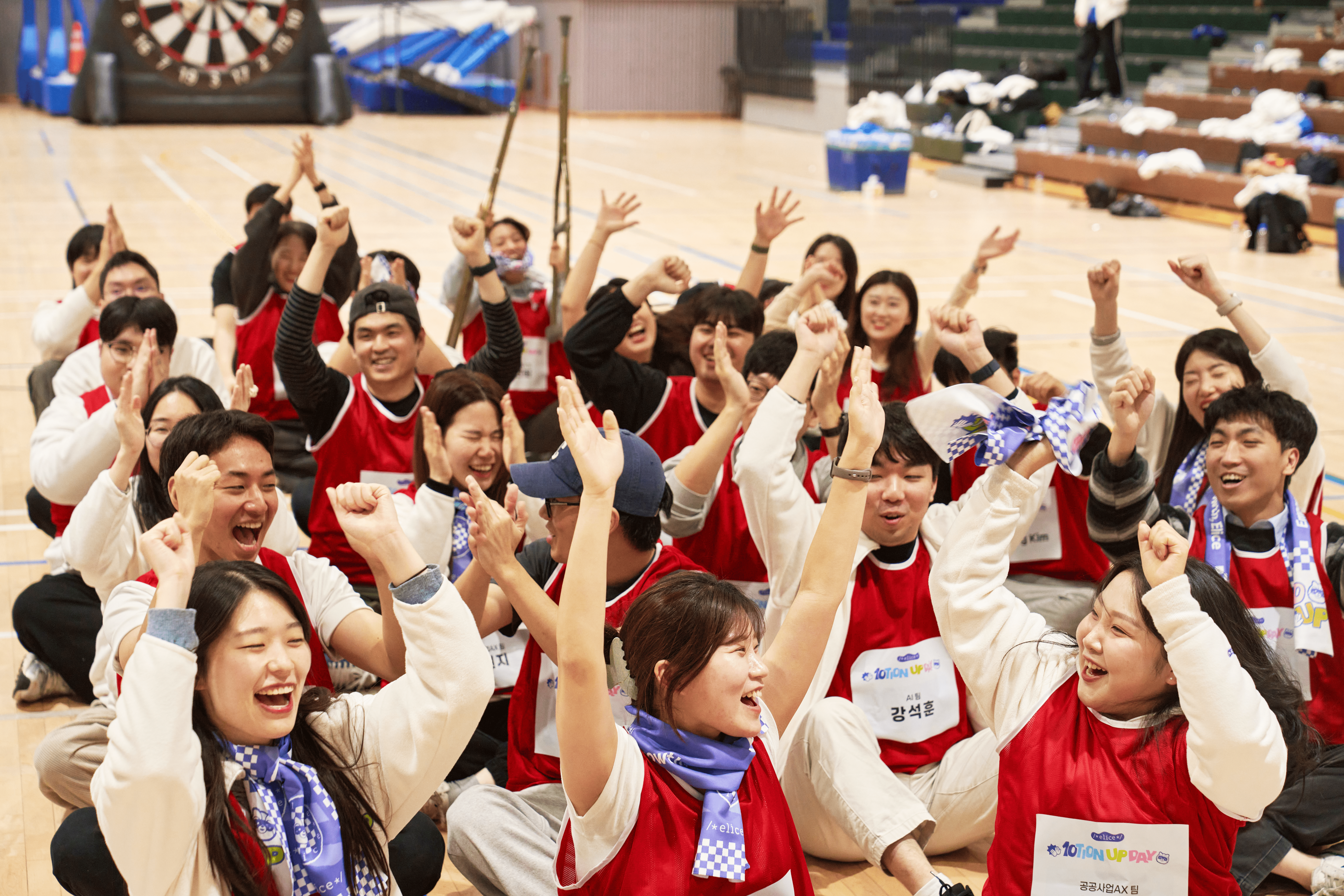 엘리스 10주년 명랑 운동회 우승 팀이 환호하는 모습