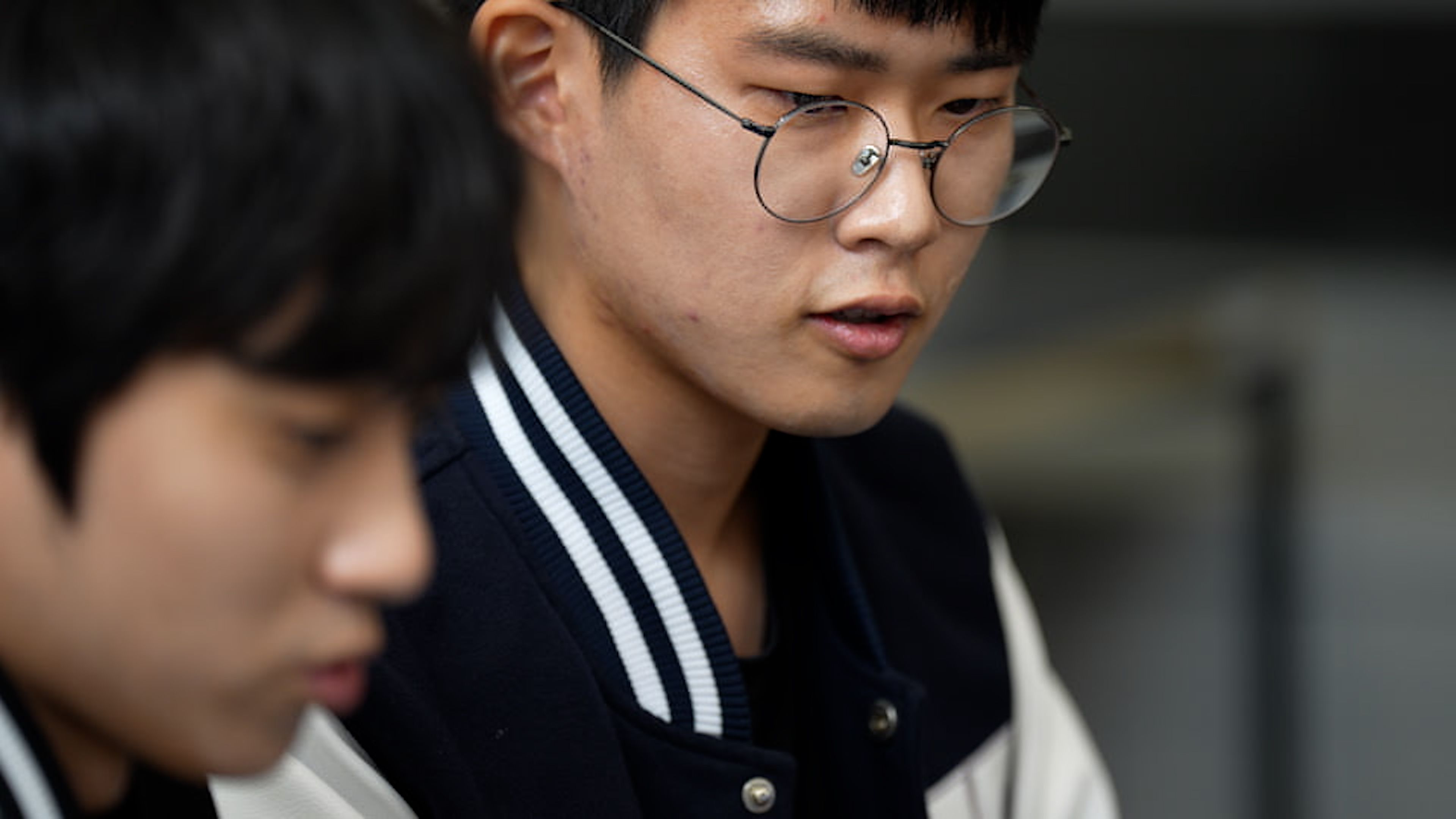 카이스트 AI 동아리 Vlab 팀원들이 대화하는 모습