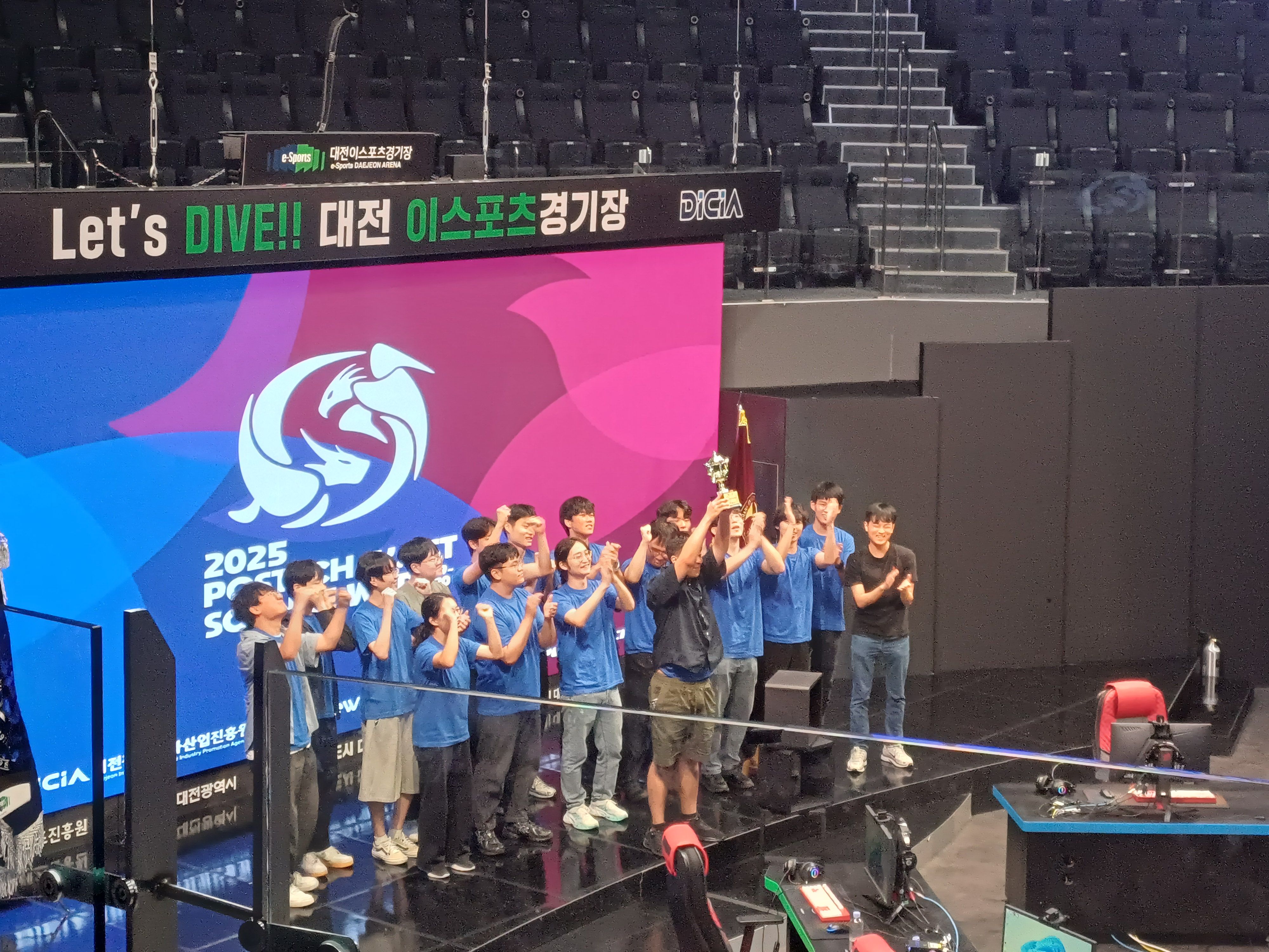 카이스트 AI 동아리 Vlab이 카포전 AI 종목에서 우승 트로피를 들고 환호하는 모습